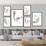 Un ensemble de dessins artistiques abstraits aux couleurs vives, présentant des formes organiques et fluides, créant une ambiance apaisante et décorative dans un intérieur moderne.