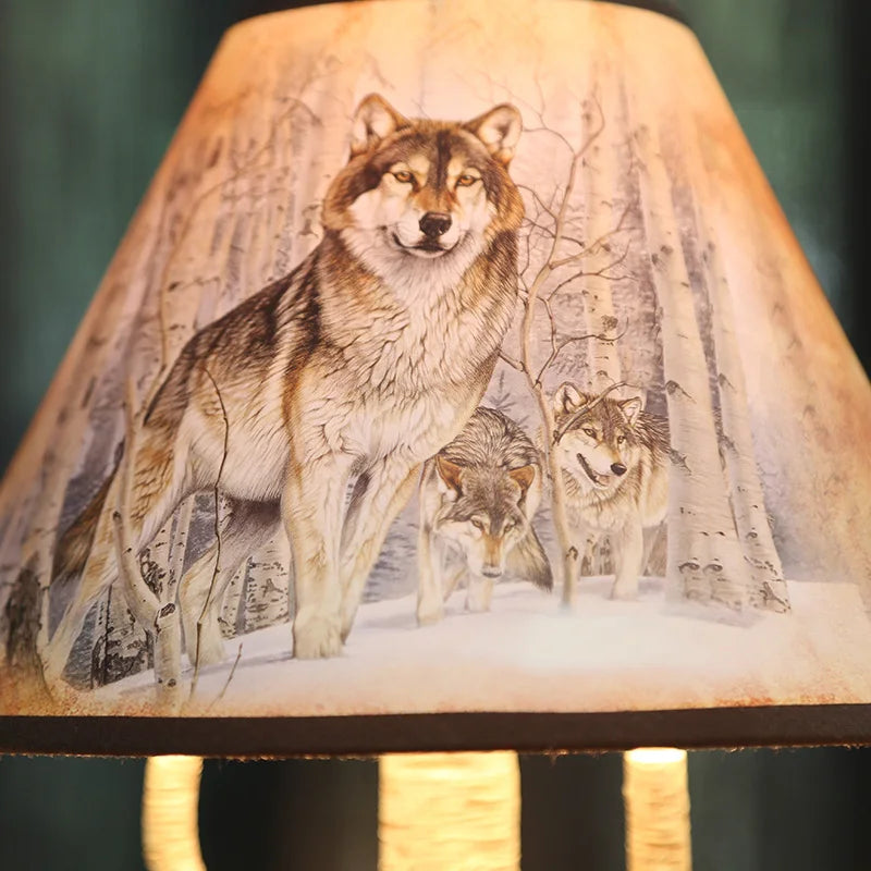 Lampe de chevet loup sur une table de nuit en bois