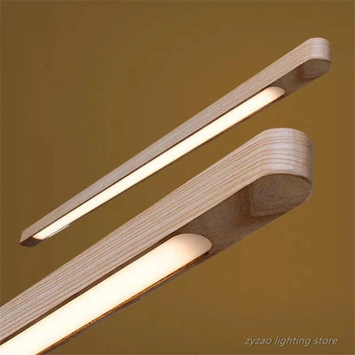 Lampe suspendue LED en bois nordique noire au-dessus d'une table de salle à manger