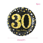 Tasses festives assorties aux décorations d'anniversaire