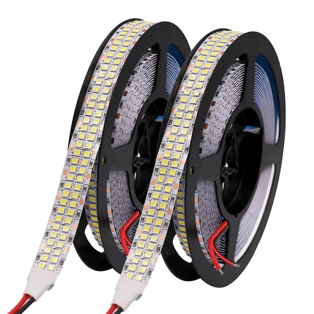 Ruban LED flexible 12V 5m étanche IP65 éclairant une cuisine moderne