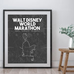 Affiche officielle de la course Walt Disney World Marathon 2019 à Orlando, Floride, représentant le parcours de la course sur une carte en noir et blanc.