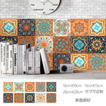 Détail du motif floral orange sur l'autocollant de carrelage