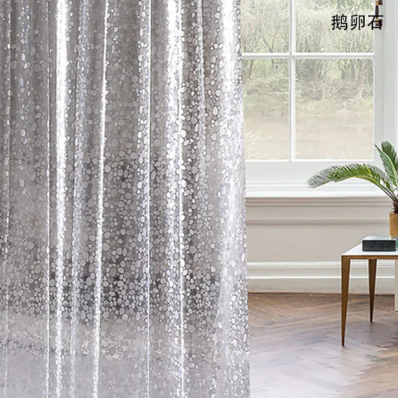 rideau douche moderne transparent gris clair blanc motifs géométriques anneaux métalliques respectueux environnement