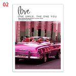 Un taxi vintage rose dans une rue animée, avec des personnes souriantes visibles à l'intérieur.