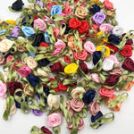 rubans satinés fleurs roses plissées décoratifs violet jaune bleu marine orange rouge