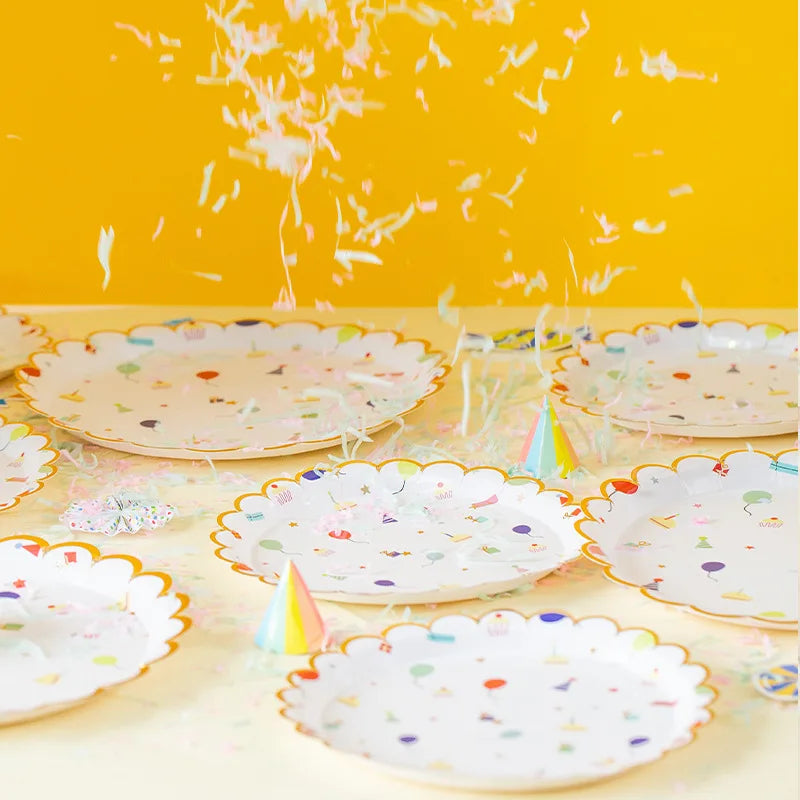 assiettes jetables blanc doré multicolore ballons chapeaux cadeaux étoiles festives anniversaire noël mariage fêtes