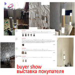 Lampe suspendue en or dans une cuisine moderne avec éclairage doux