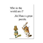 Deux personnages fantaisistes, un homme lapin et une femme barbe bleue, posent la question "Qui dans le monde suis-je ?" suggérant que c'est une énigme intrigante.