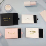 Personnalisation de logo en or sur boîte à bijoux - gros plan