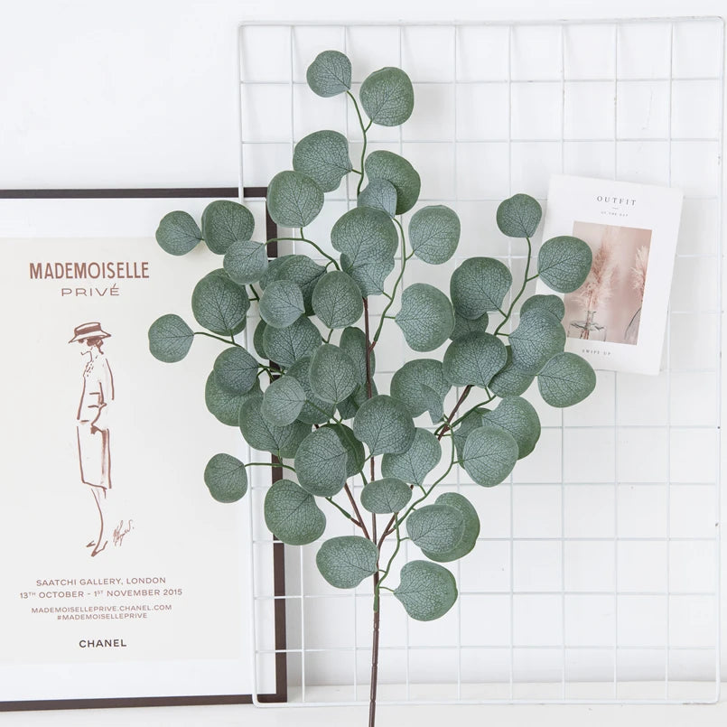 branche artificielle feuilles eucalyptus vert naturelle minimaliste decoration intérieure contemporaine chambre salon