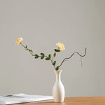 vases blancs modernes minimalistes céramique opaques fleurs artificielles table simple
