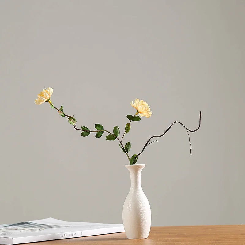 vases blancs modernes minimalistes céramique opaques fleurs artificielles table simple
