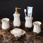 ensemble salle bain blanc doré classique cérémonial distributeur savon tasse buvant support savon porte