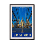 Une image de la cathédrale Saint-Paul de Londres encadrée par des bâtiments vitrés, reflétant une vue panoramique de la ville.