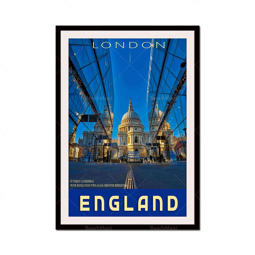 Une image de la cathédrale Saint-Paul de Londres encadrée par des bâtiments vitrés, reflétant une vue panoramique de la ville.