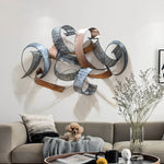Fresque murale installée dans un salon moderne