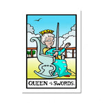 Cette carte tarotique montre une femme assise sur un trône, vêtue d'un costume royal et tenant une épée. Elle est entourée d'un paysage avec un ciel nuageux et des oiseaux volants.