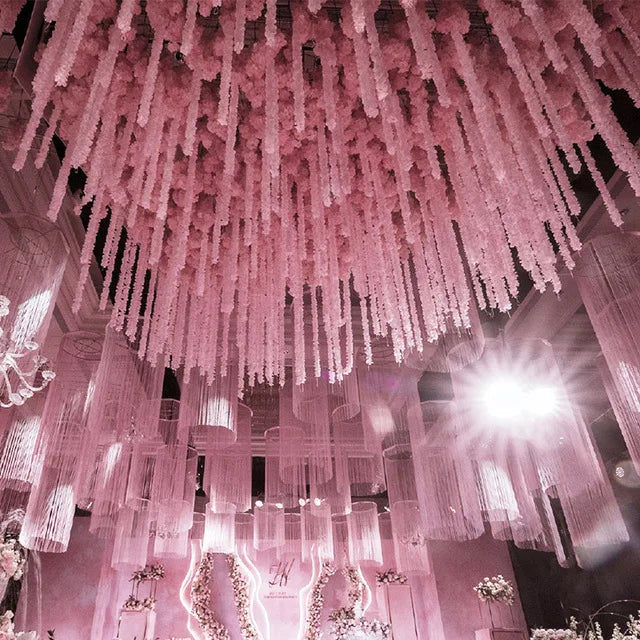 Détail des fleurs en soie orchidée de la guirlande décorative