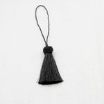 pompons décoratifs textiles noirs bleu marine gris beiges simples opaques 15x25cm
