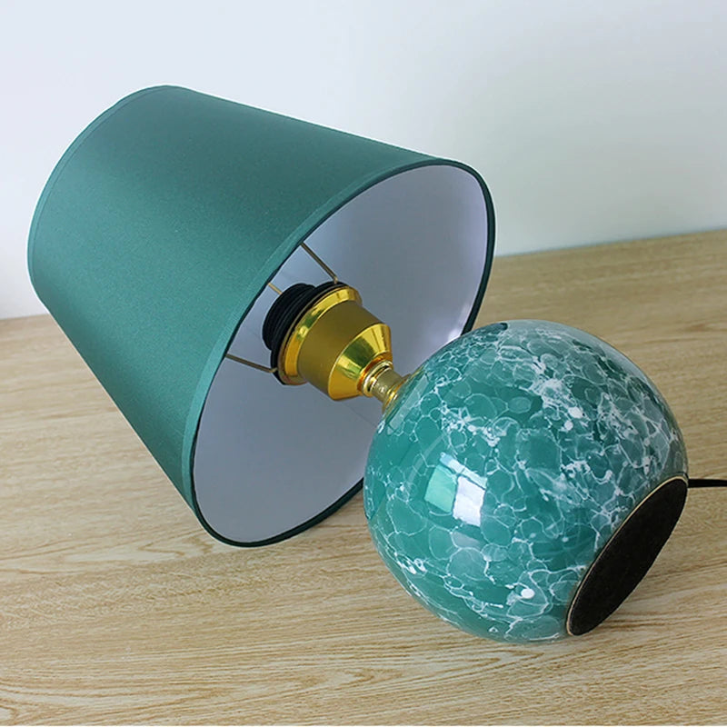 Lampe de chevet rose allumée dans une chambre moderne