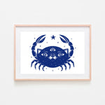 L'illustration montre un crabe bleu stylisé avec plusieurs yeux et des pinces, entouré d'étoiles et d'un motif cosmique.