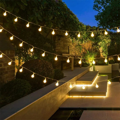 Guirlande lumineuse à boules LED blanche suspendue dans un salon