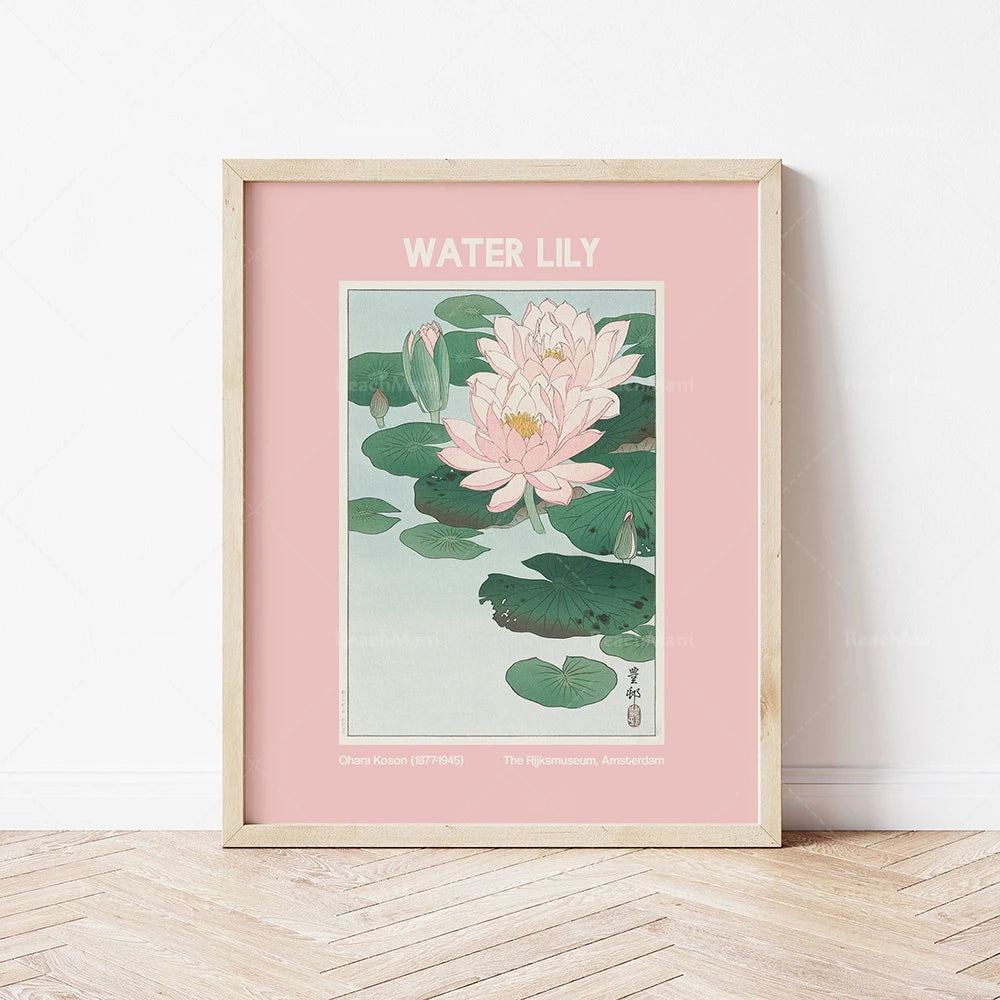 Une illustration vintage d'un magnifique nénuphar rose, entouré de feuilles vertes, sur un fond rose poudré.