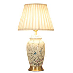 Comparaison des couleurs d'abat-jour orange et jaune pour la lampe de chevet