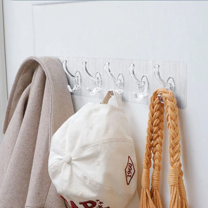 Support crochet transparent installé dans une salle de bain moderne