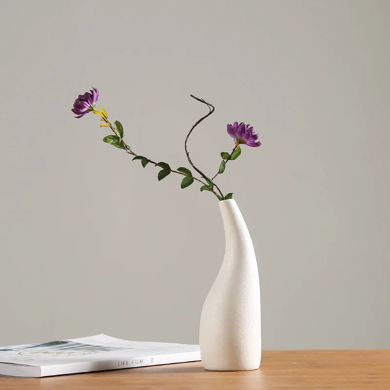 vases blancs modernes minimalistes céramique opaques fleurs artificielles table simple