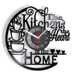Horloge murale cuisine design abstrait en blanc sur mur moderne