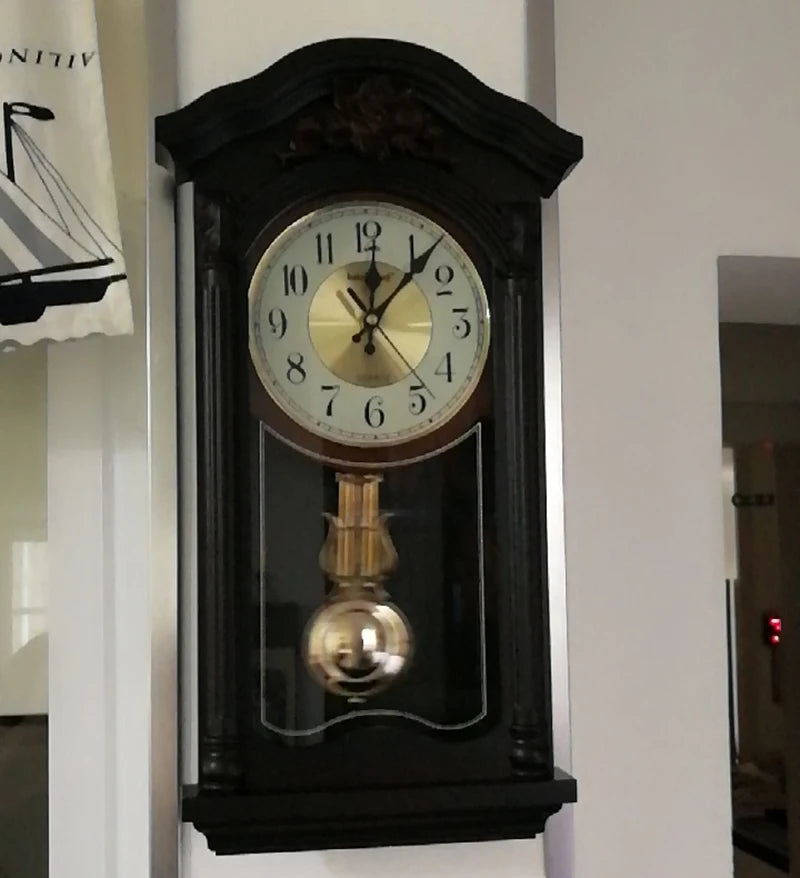 Détail du mouvement et du design de l'horloge murale vintage