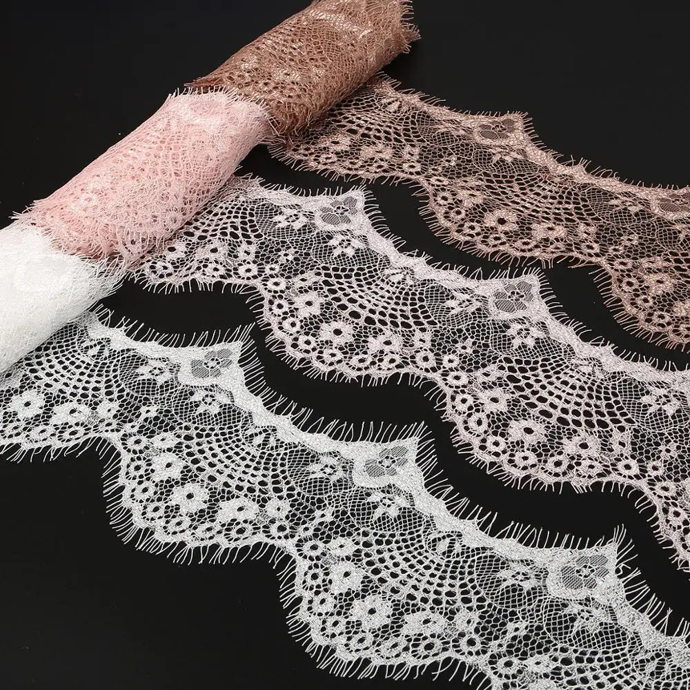 tissu dentelle fleurs franges rose pâle blanc noir vert rouge violet gris classique
