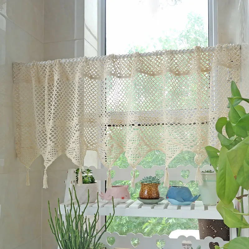 Détail des pompons faits à la main sur rideau décoratif
