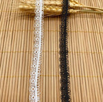 rubans dentelle fine blanche noire motifs floraux ours classique romantique écologique soluble eau