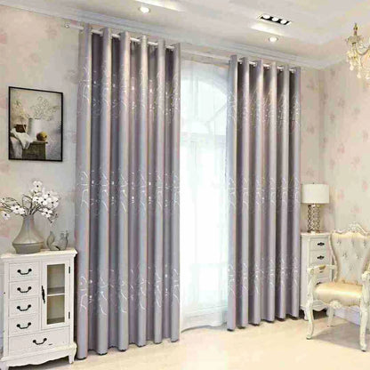 Élégants rideaux gris dans le design d'intérieur d'un salon moderne, doté d'un mobilier contemporain, de plantes d'intérieur luxuriantes dans des pots de fleurs, soulignant le traitement de fenêtre comme une couverture de fenêtre essentielle pour un espace de vie accueillant.