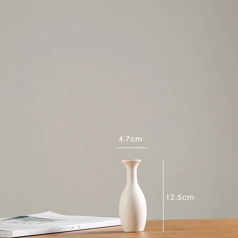 vases blancs modernes minimalistes céramique opaques fleurs artificielles table simple