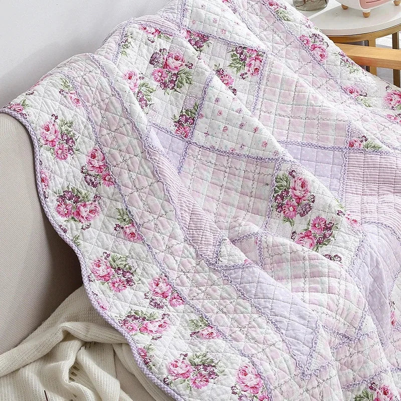couverture matelassée fleurs patchwork rose violet géométrique frangée chambre coucher saisonnée
