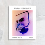 L'affiche présente des formes abstraites et colorées, évoquant des études sur les ombres dans une exposition éphémère à Bruxelles en 1982, avec le titre "Études des ombres" et le crédit de l'artiste Florence Geens.