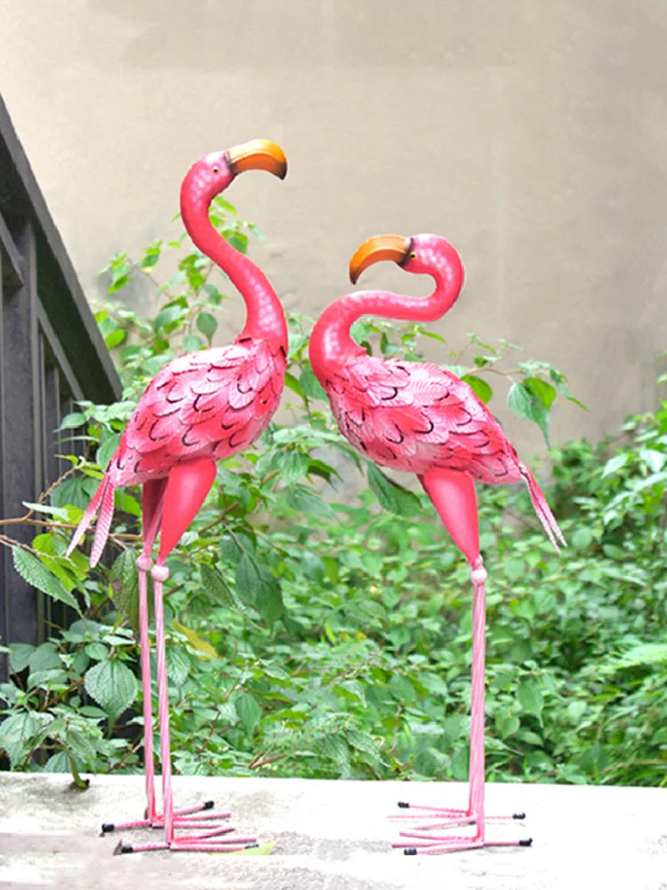 statues métal flamants roses décoratives extérieur intérieur plumes gravées kitsch jardin