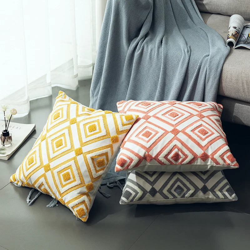 coussins carrés brodés géométriques couleur gris jaune moderne décoration intérieure