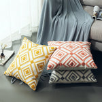 coussins carrés brodés géométriques couleur gris jaune moderne décoration intérieure