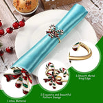Ronds de serviette de Noël disposés autour d'assiettes avec serviettes en lin