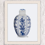 Un magnifique vase en porcelaine de style chinois, décoré de motifs floraux bleus élégants sur un fond blanc.
