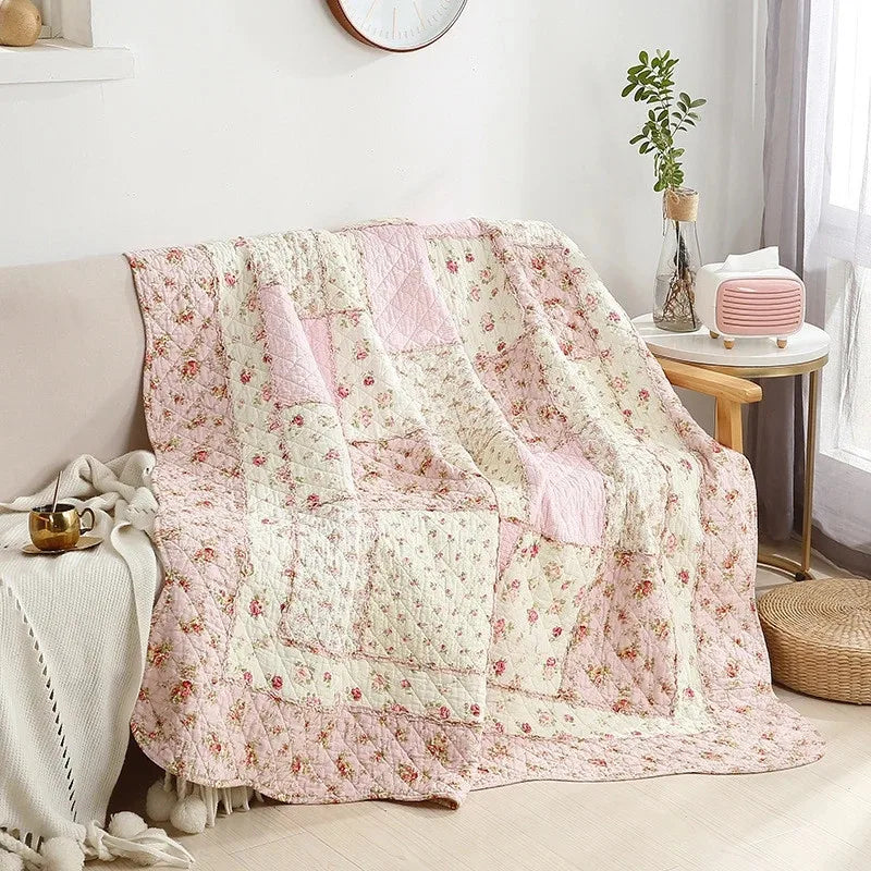 couverture matelassée fleurs patchwork rose violet géométrique frangée chambre coucher saisonnée