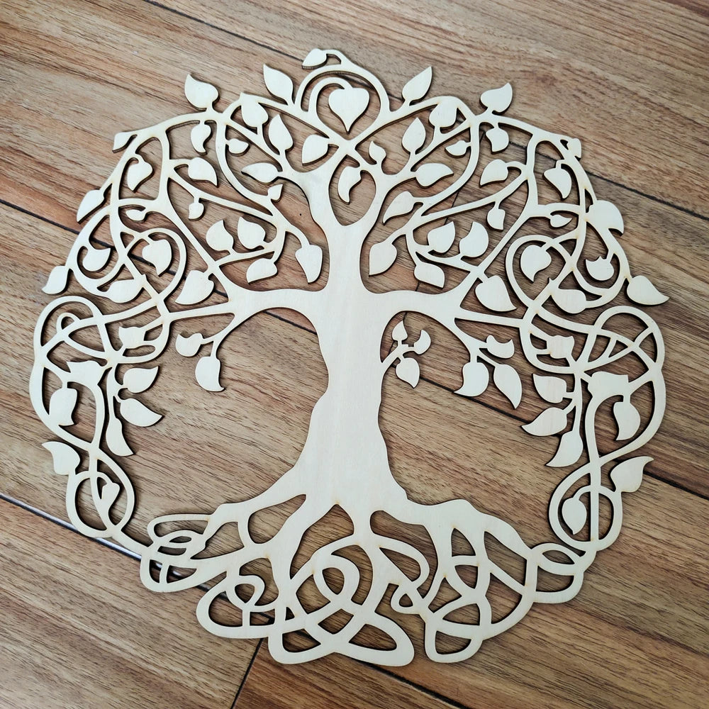 Arbre de vie en bois découpé au laser suspendu sur un mur blanc