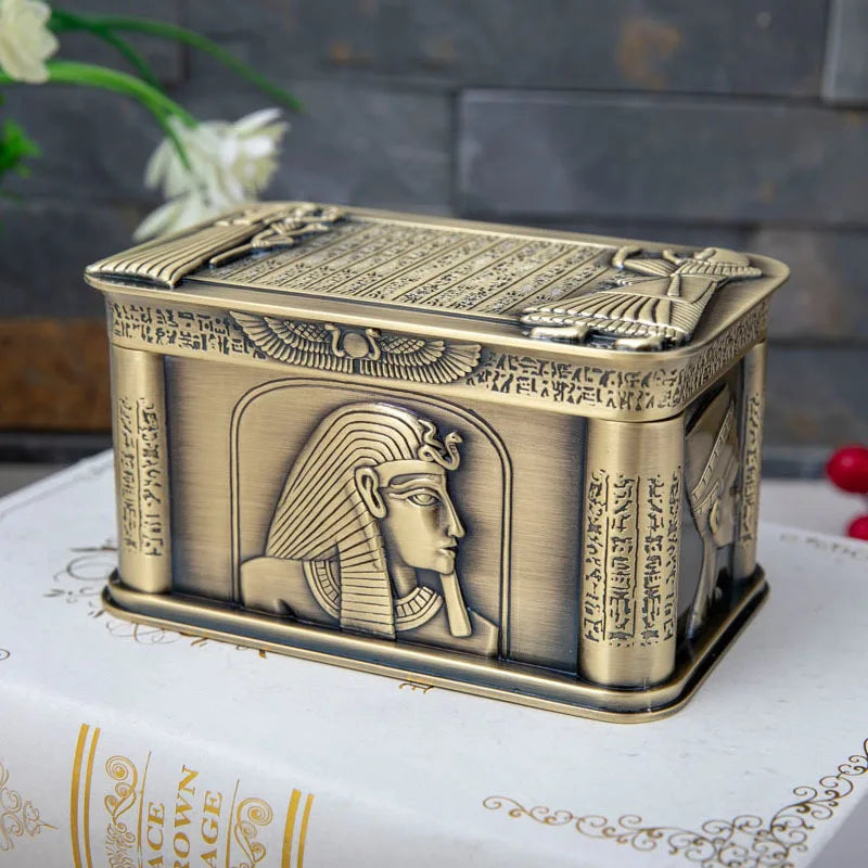 Boîte à bijoux égyptienne ouverte montrant l'intérieur pour rangement