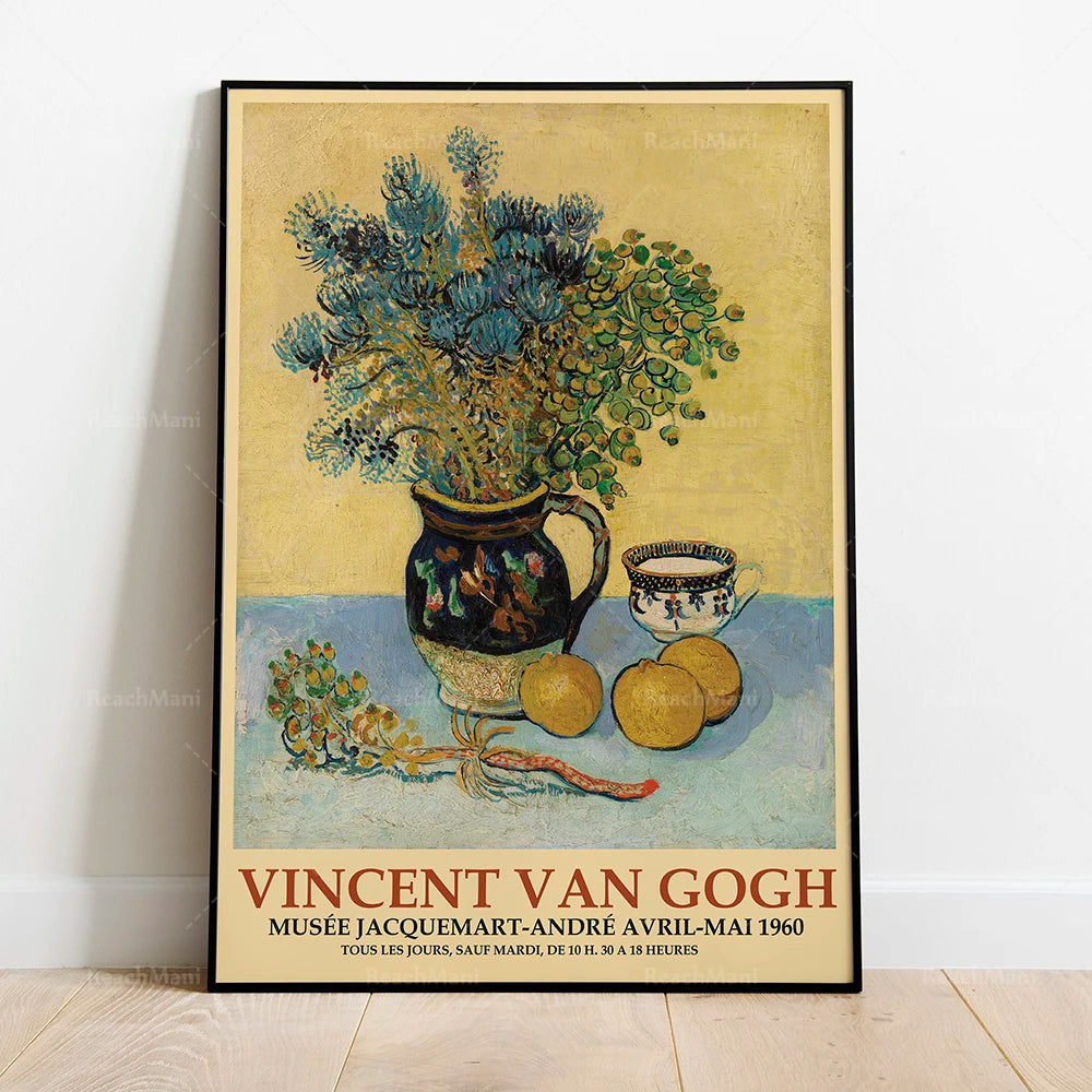 Le tableau représente un bouquet de fleurs exubérant dans un vase sombre, avec des citrons sur le côté, sur un fond jaune lumineux. Cette nature morte colorée et vibrante est une œuvre de l'artiste peintre Vincent Van Gogh.