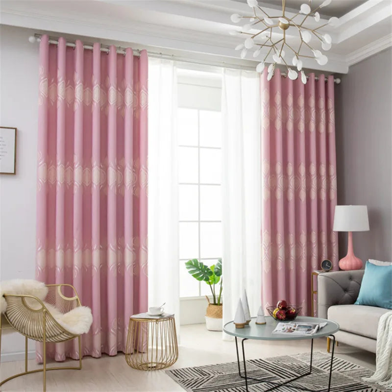Rideaux rose élégants dans un salon moderne et lumineux. Design géométrique et style contemporain, ajoutent une touche de couleur et de sophistication. Idéal pour optimiser l'ambiance de votre intérieur avec une décoration harmonieuse.